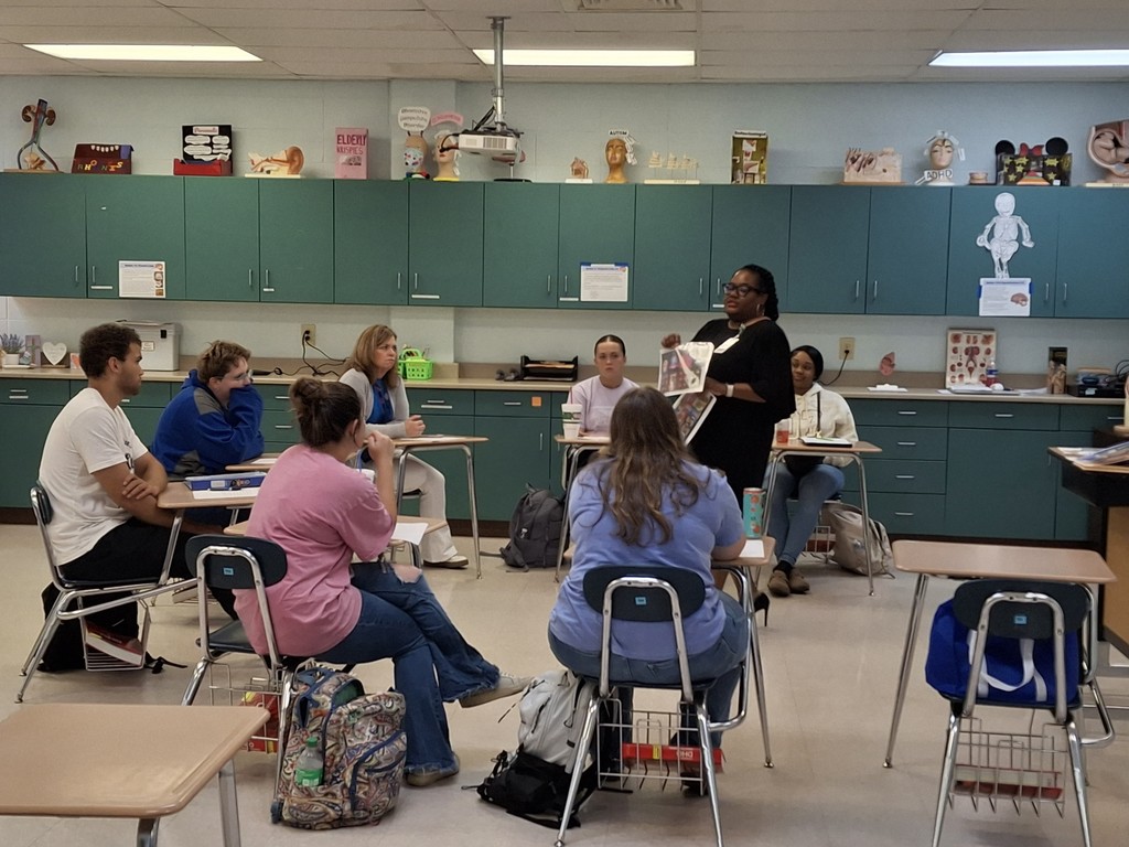 Mississippi Highway Patrol Officer Harden, Troop E and Forensic Scientist Mrs. Tyson recently visited South Panola High School’s CTE Health Science classes to share insight into careers in forensics. 