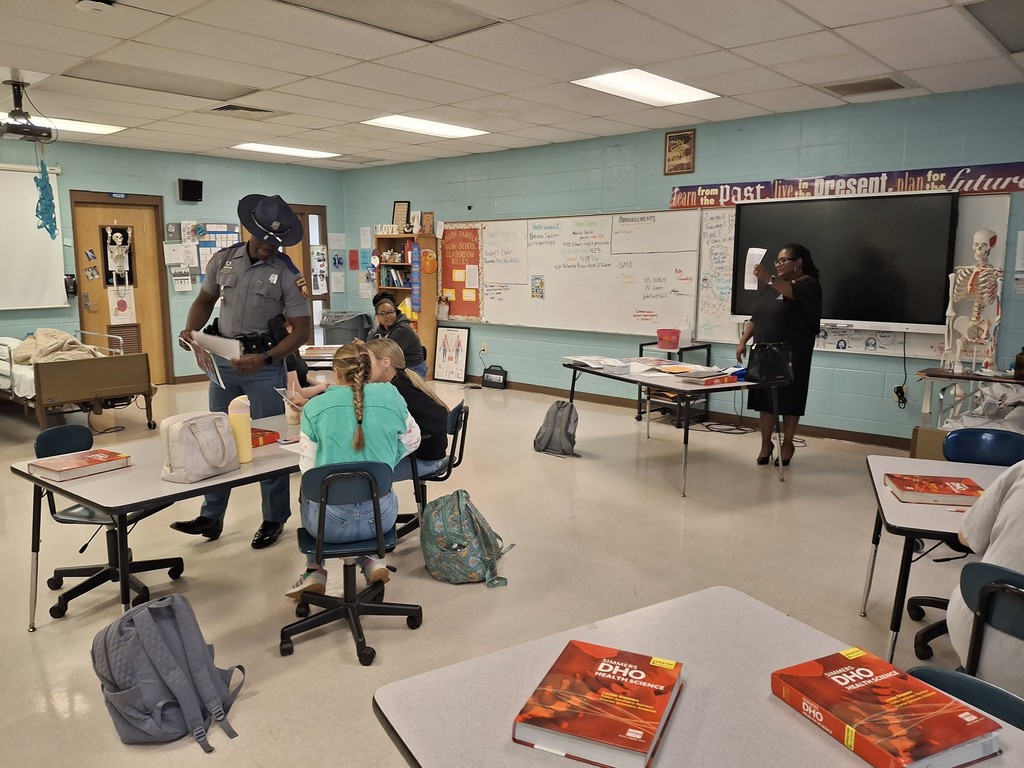 Mississippi Highway Patrol Officer Harden, Troop E and Forensic Scientist Mrs. Tyson recently visited South Panola High School’s CTE Health Science classes to share insight into careers in forensics. 