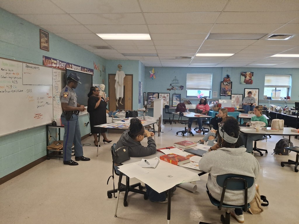 Mississippi Highway Patrol Officer Harden, Troop E and Forensic Scientist Mrs. Tyson recently visited South Panola High School’s CTE Health Science classes to share insight into careers in forensics. 
