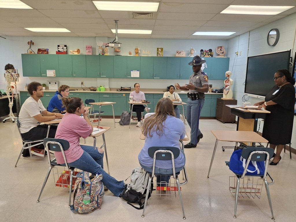 Mississippi Highway Patrol Officer Harden, Troop E and Forensic Scientist Mrs. Tyson recently visited South Panola High School’s CTE Health Science classes to share insight into careers in forensics. 
