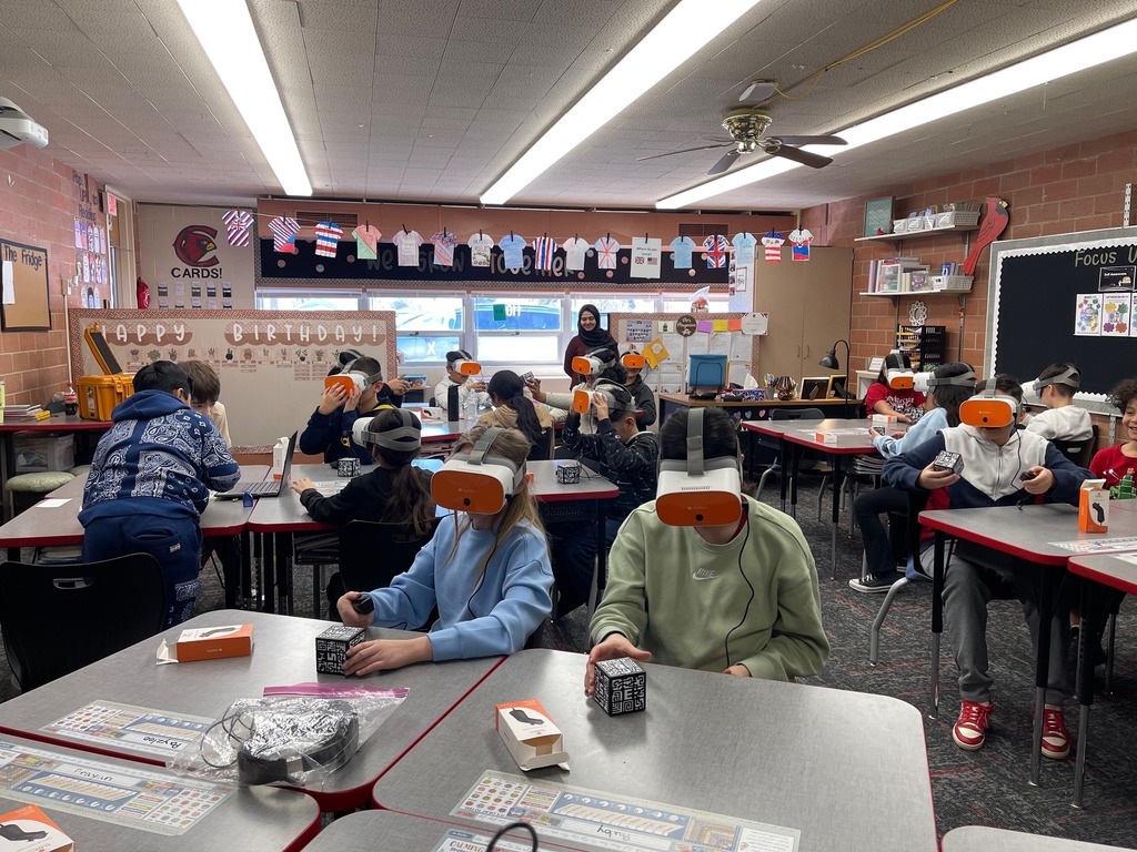 5th grade class using VR to learn 