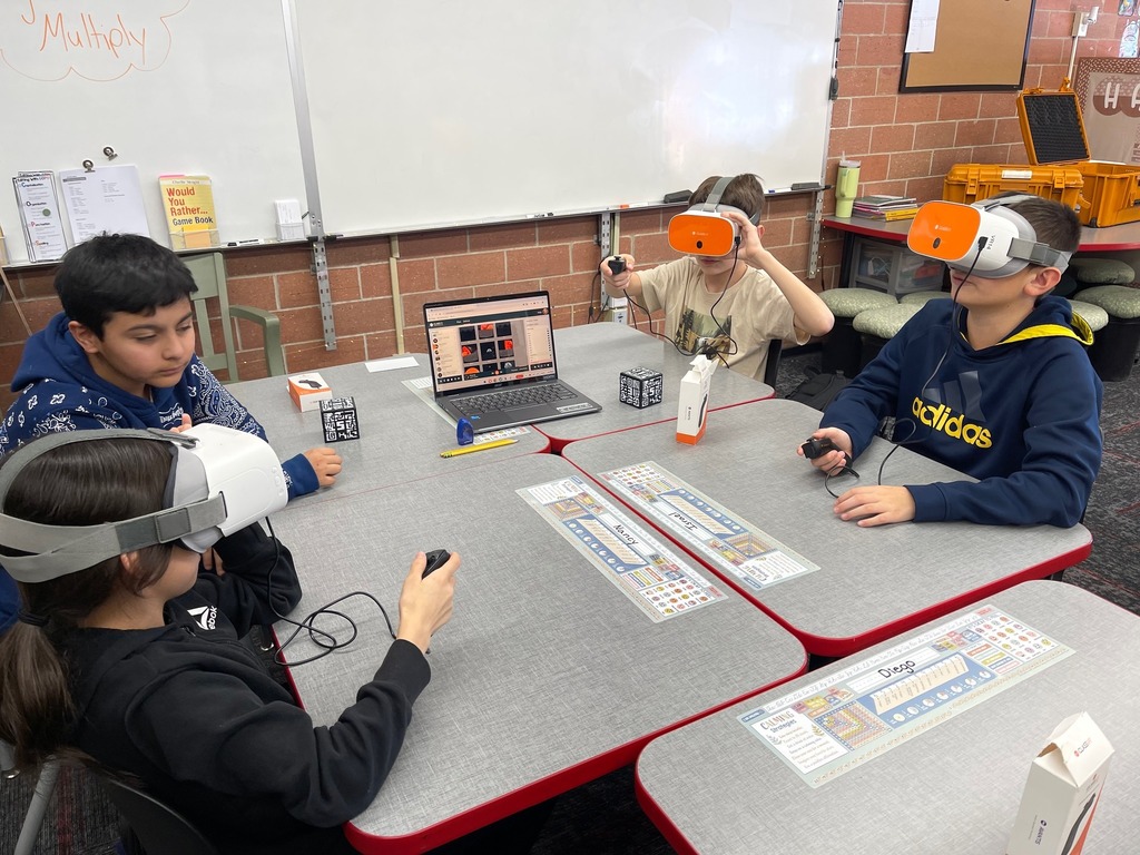 5th grade class using VR to learn 