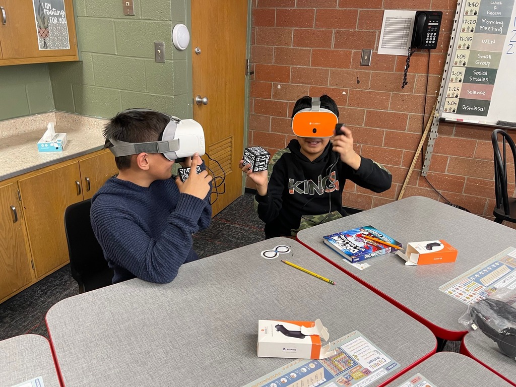 5th grade class using VR to learn 