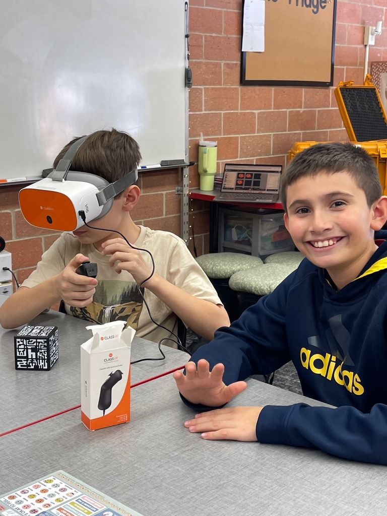 5th grade class using VR to learn 