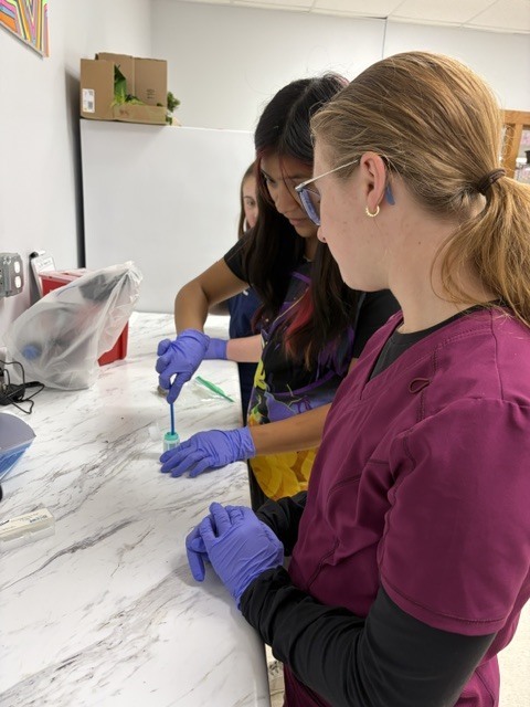 🔬🐾 Veterinary Science I in the Lab! 🐾🔬 Our Veterinary Science I students have been getting hands-on experience with some important diagnostic skills! This week, students learned how to properly set up fecal floats and collect urine samples. 🧪🐶🐱
