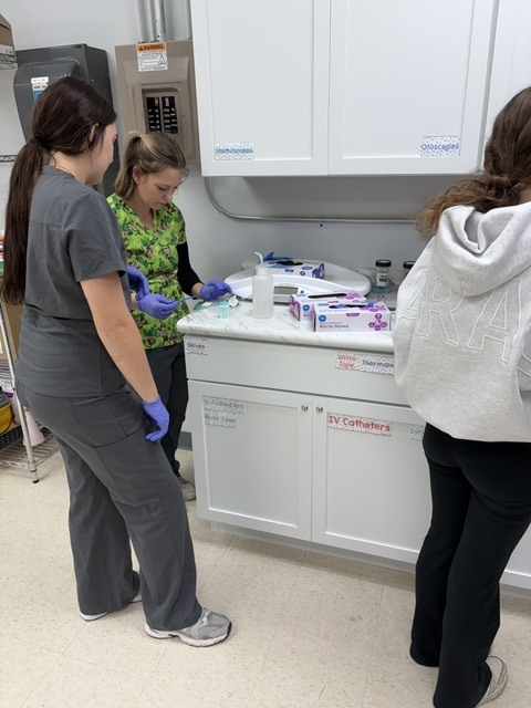 🔬🐾 Veterinary Science I in the Lab! 🐾🔬 Our Veterinary Science I students have been getting hands-on experience with some important diagnostic skills! This week, students learned how to properly set up fecal floats and collect urine samples. 🧪🐶🐱