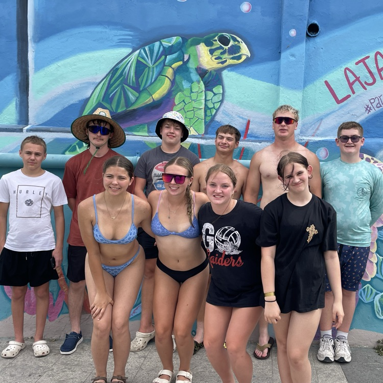 pic of kids in front of mural of turtles after snorkeling