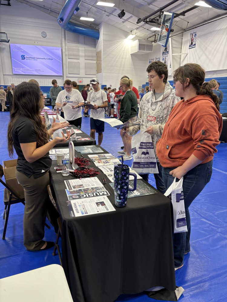 students visit with college rep
