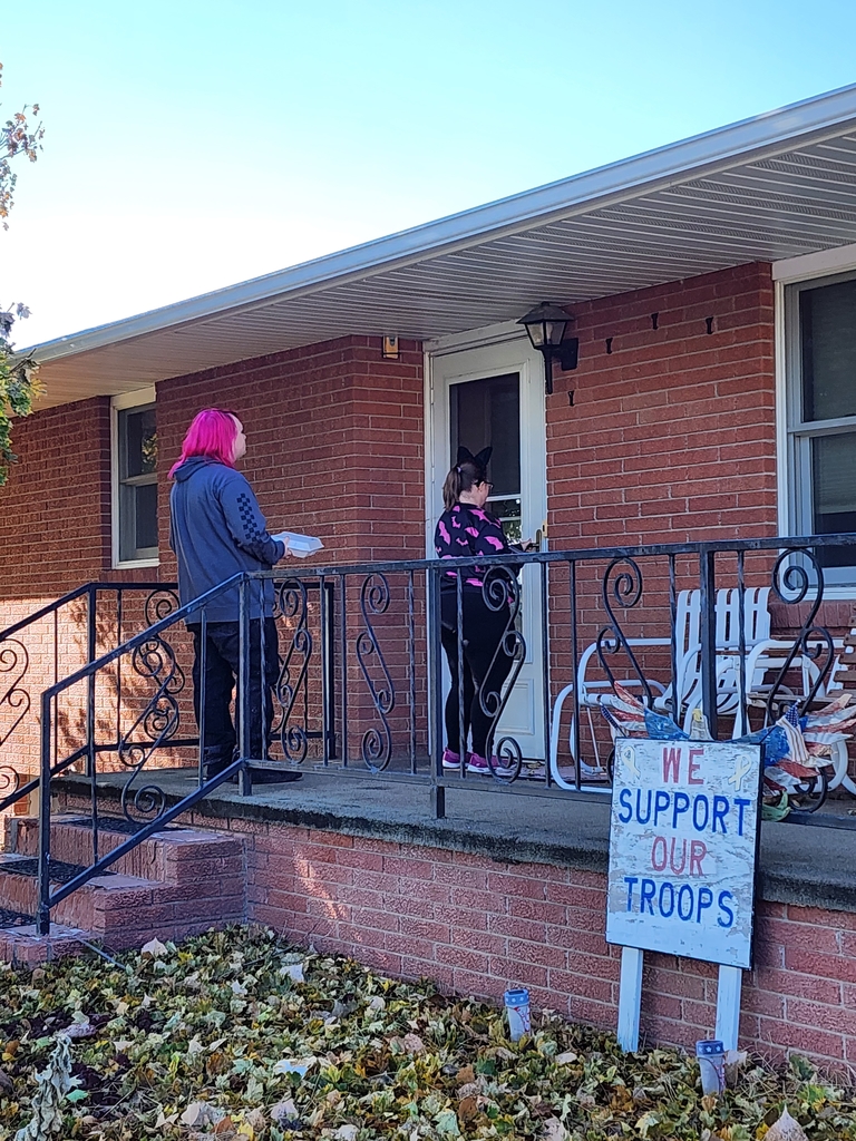 2 students deliver a meal in Oxford 