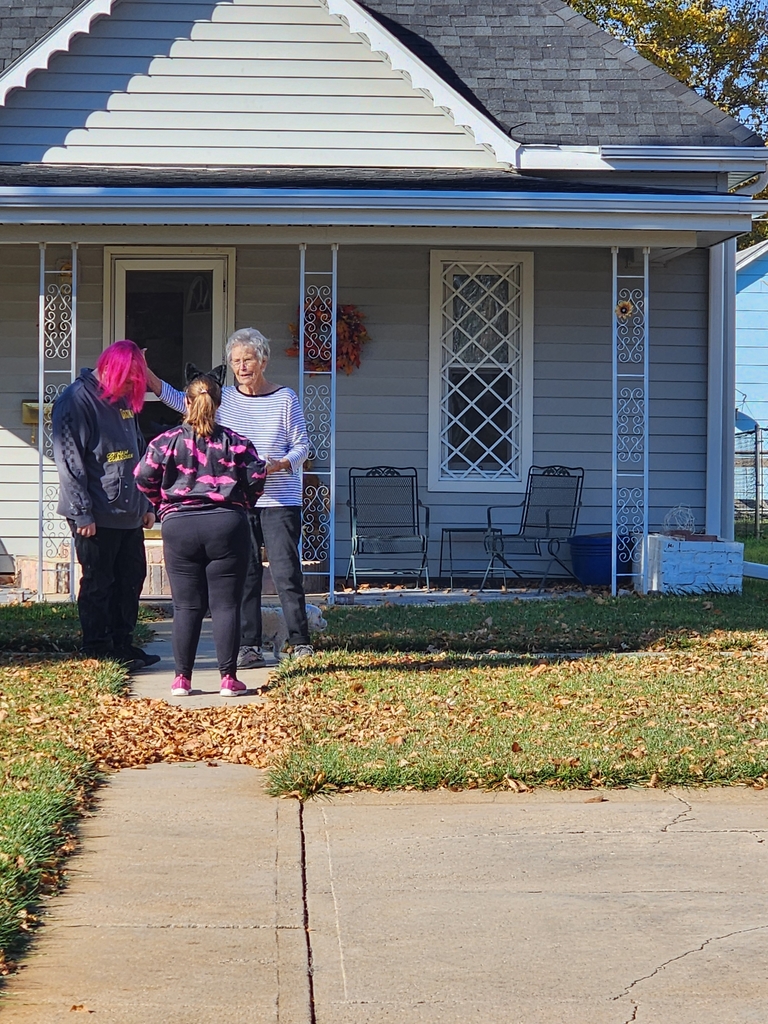 2 students deliver meals