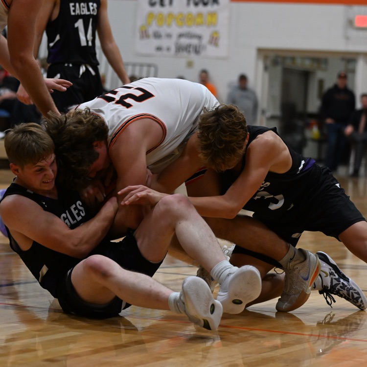 battle for loose ball 