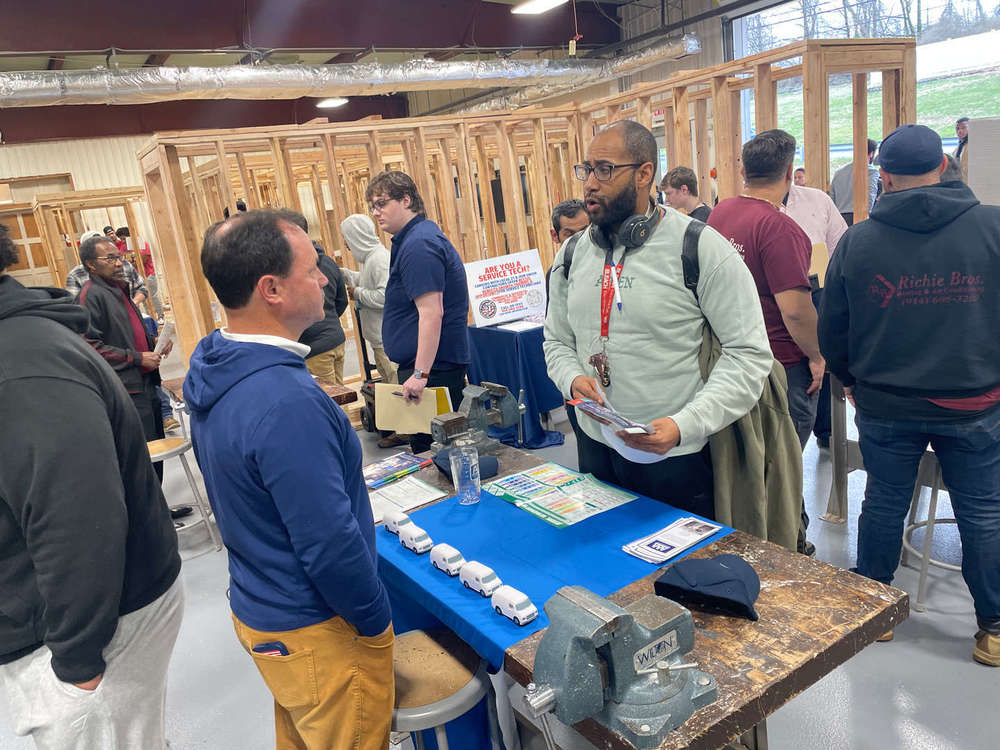 welder in mask welding