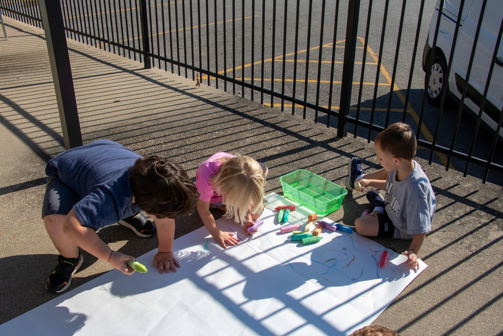 Picture of preschoolers drawing