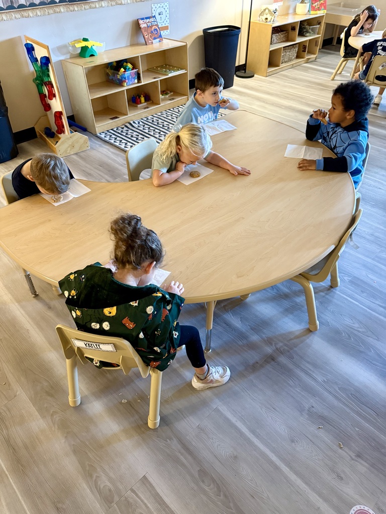 kids smelling cookies