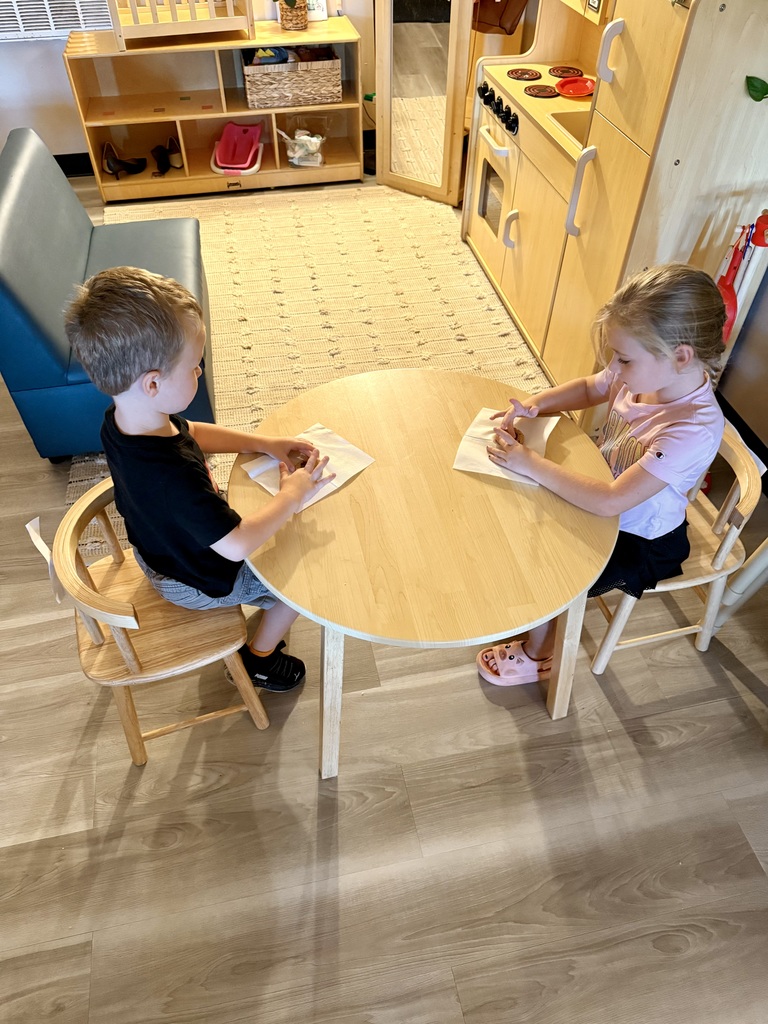 children decorating cookies