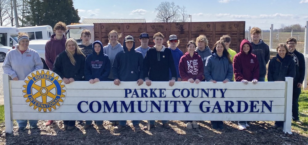Riverton Parke Landscape Management Classes Assist with “Spring Cleaning”