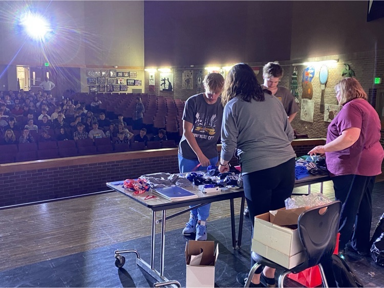 students winning raffle prizes