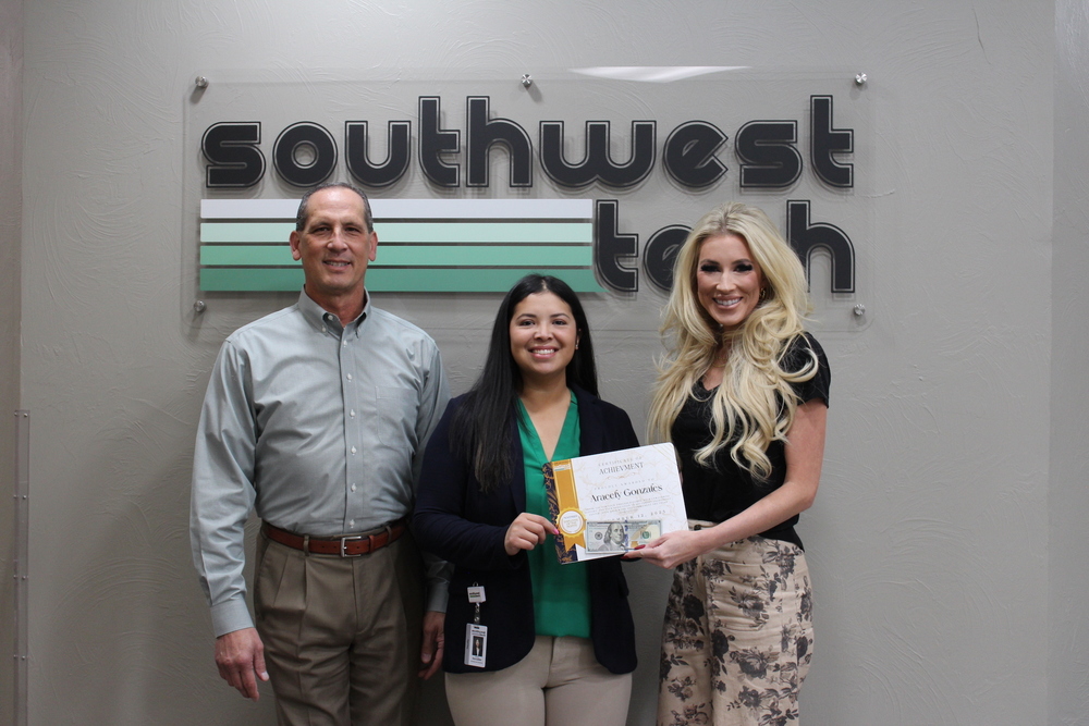 Aracely Gonzales receives award