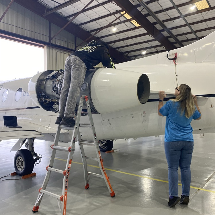 students working to put an airplane back to it’s educational assembly