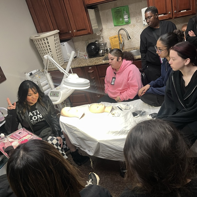 lash tech talking to students 