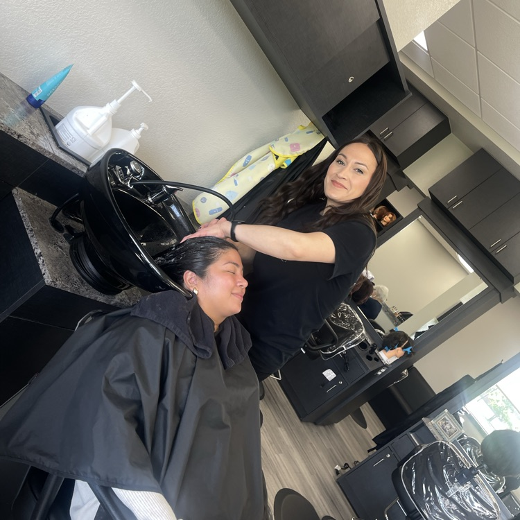 Cosmo student washing hair