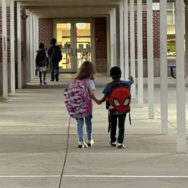 kindergarten friends helping each other