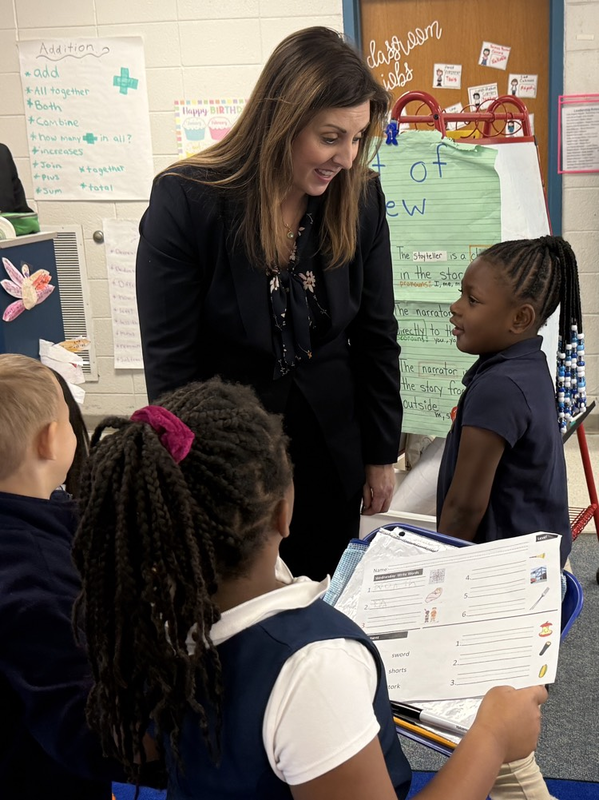 children talk with Ellen Weaver