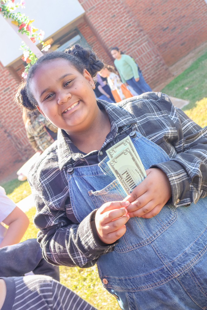 Girl buying food at the farmers market
