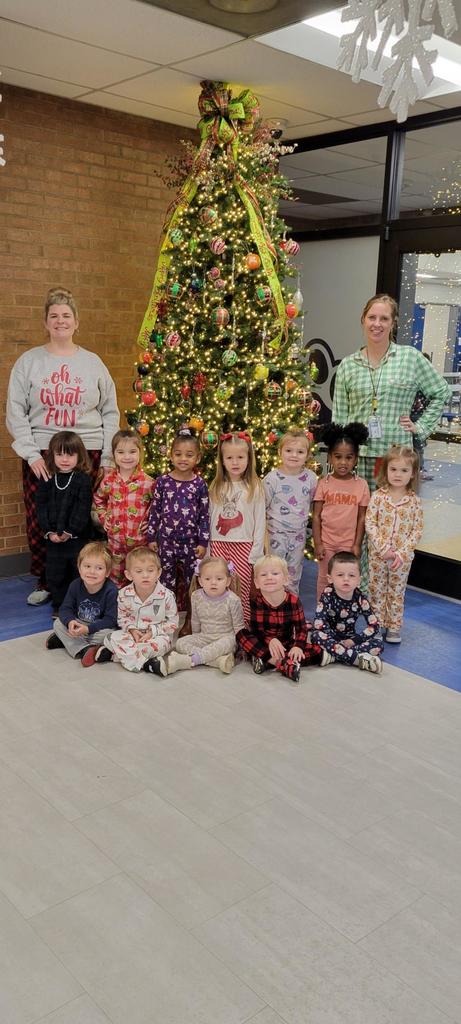 3K class picture in front of Christmas tree