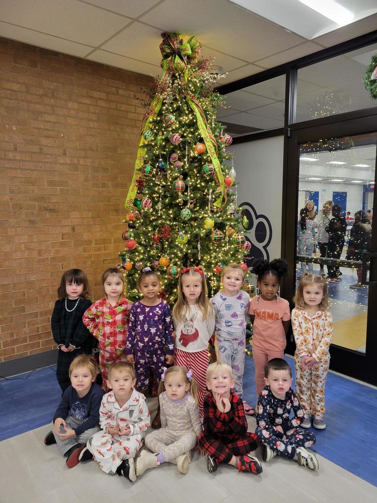 3K class picture in front of Christmas tree