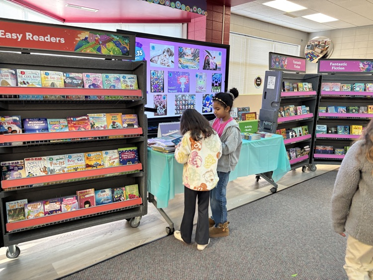 STUDENTS SHOPPING IN THE BOOK FAIR