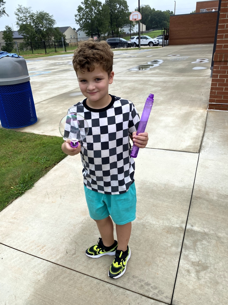 Heffner's class with bubbles and chalk