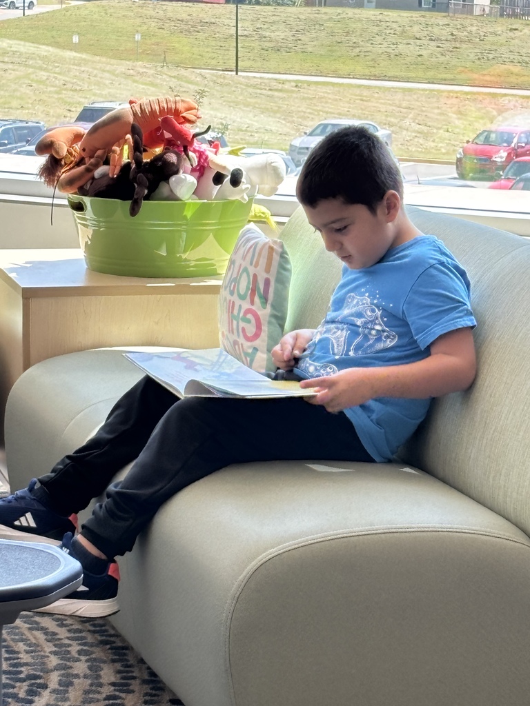 library pictures of students reading