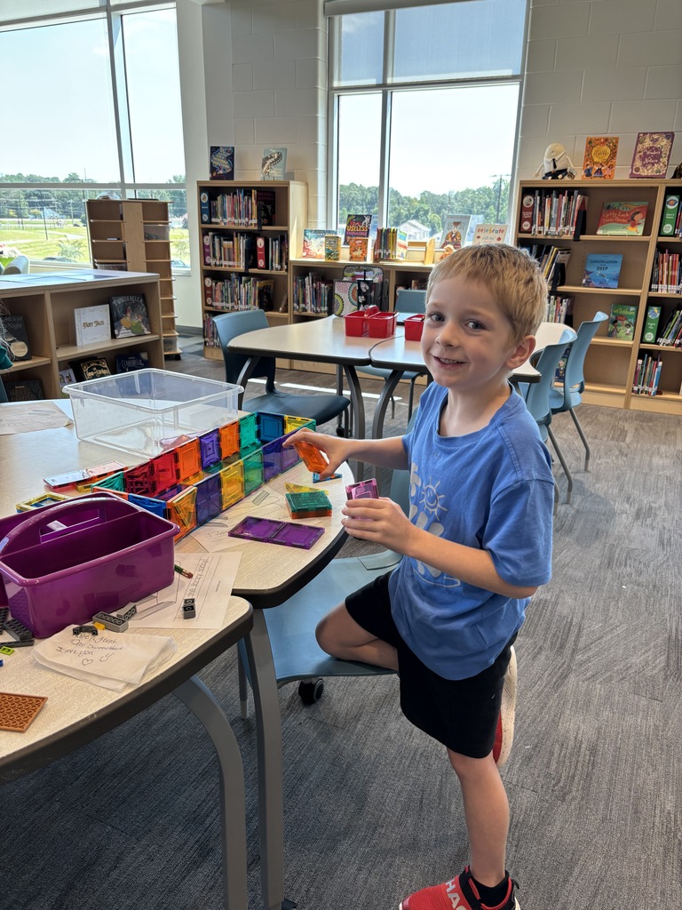 library pictures of students reading