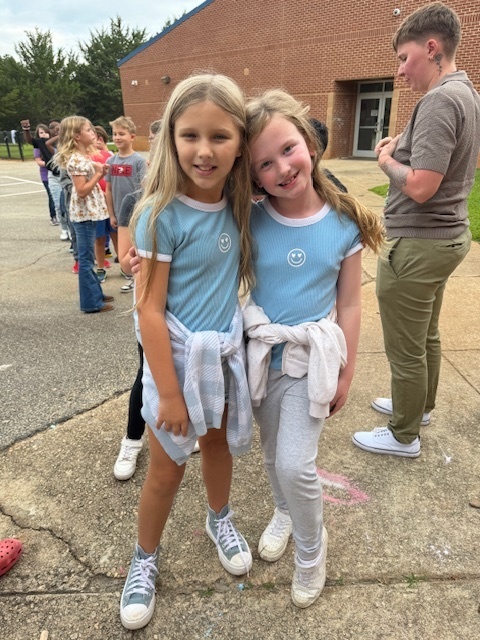 students twinning in the same shirt