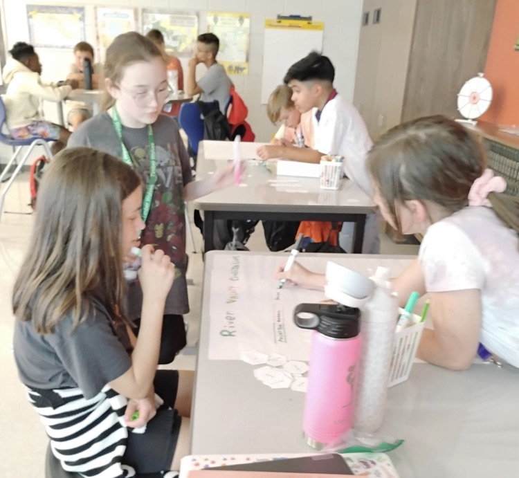 kids working in groups 