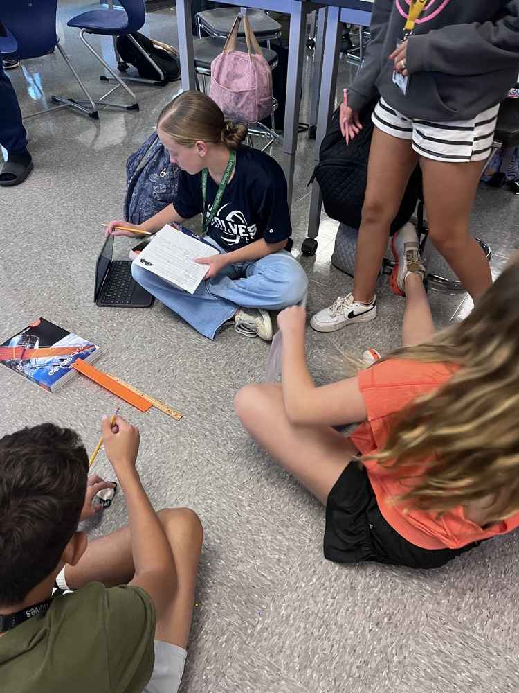 kids in science class 