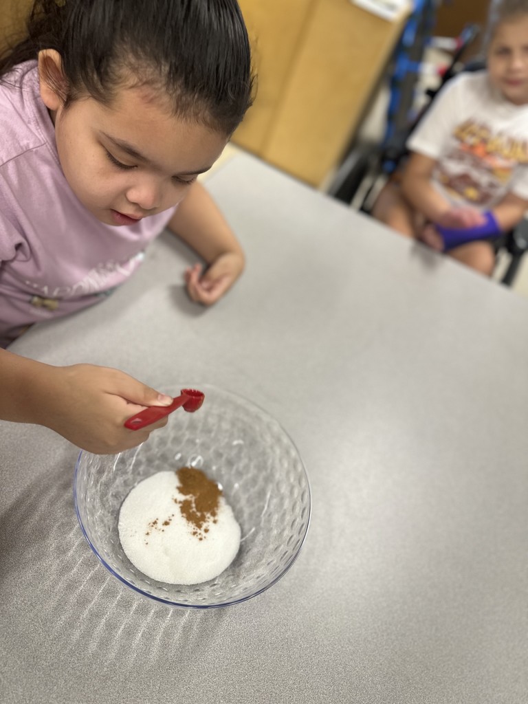 Mrs. Miller's class makes apple sauce!
