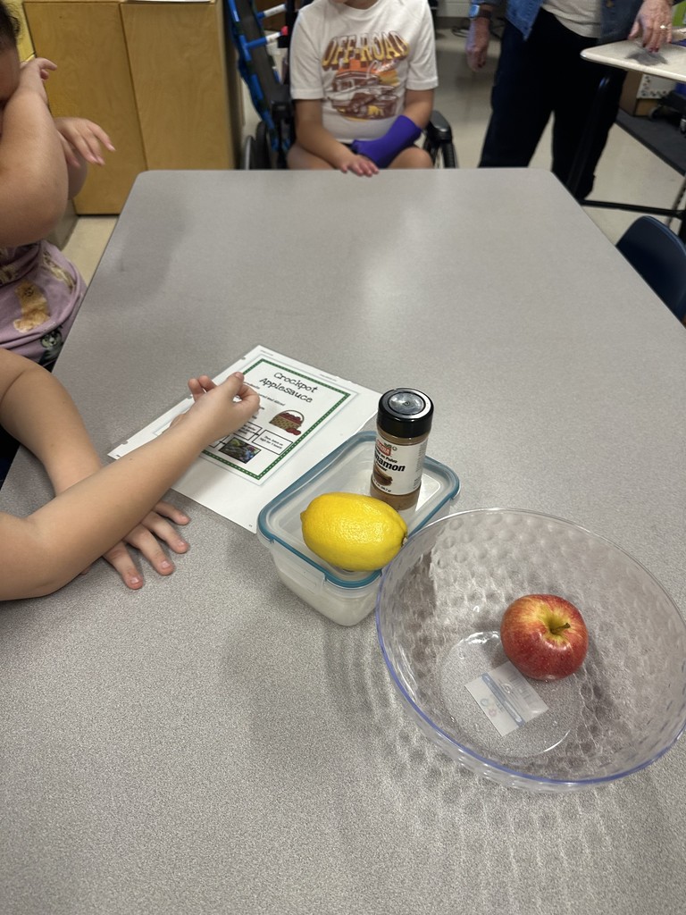 Mrs. Miller's class makes apple sauce!