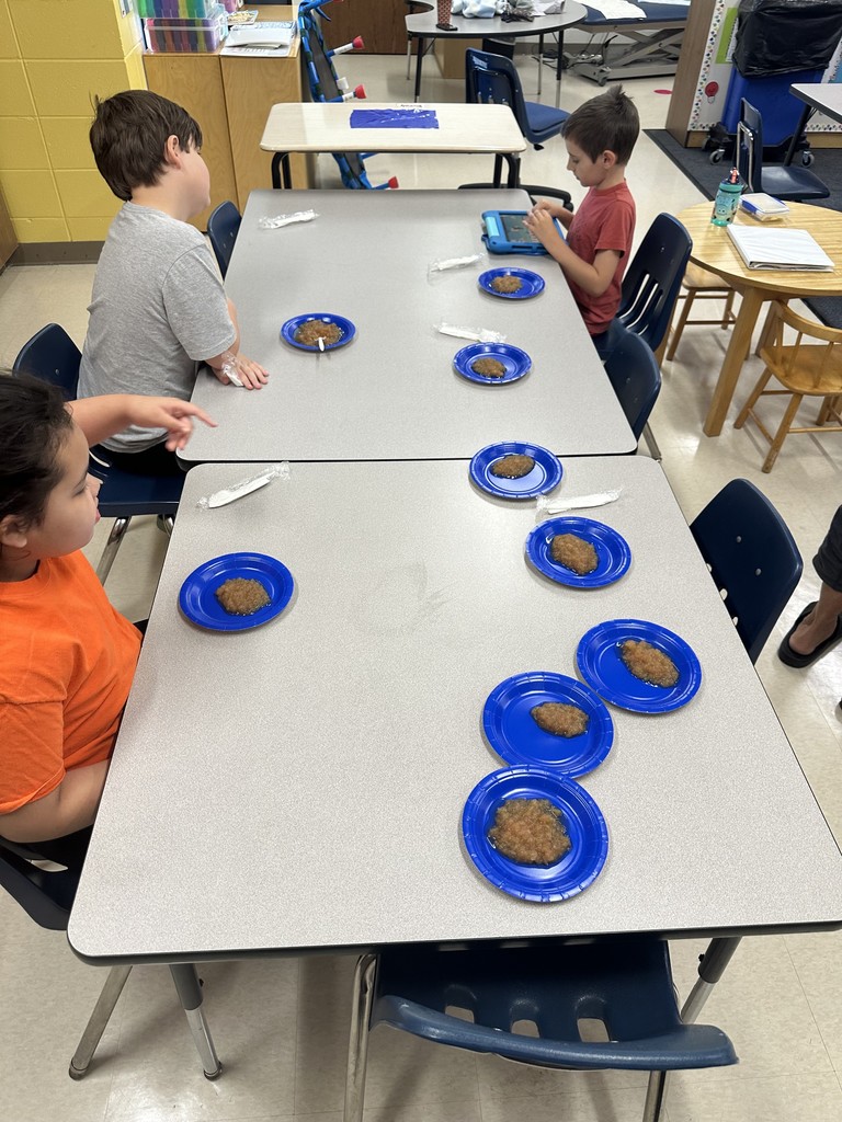Mrs. Miller's class makes apple sauce!