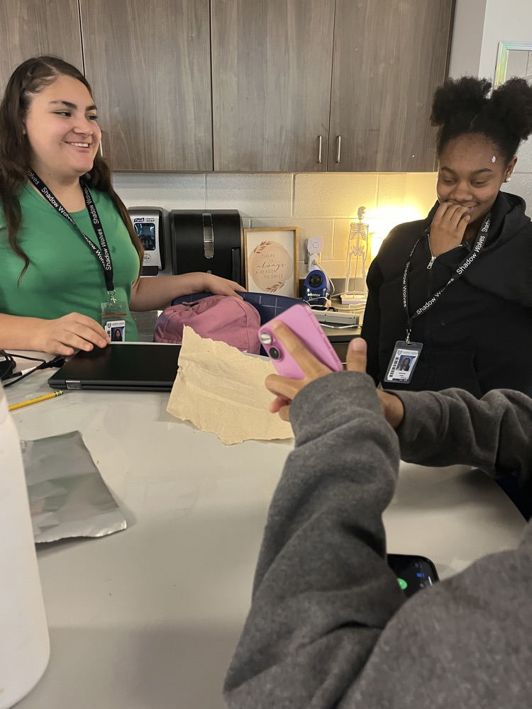 kids with cell phones 