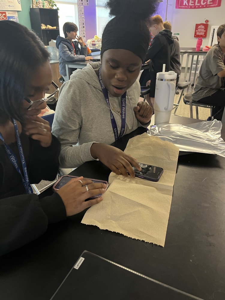 kids with cell phones 