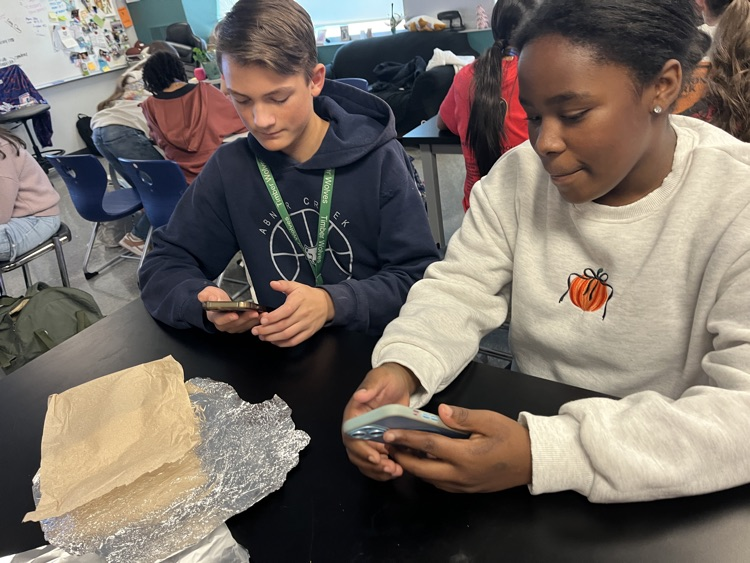 kids with cell phones 