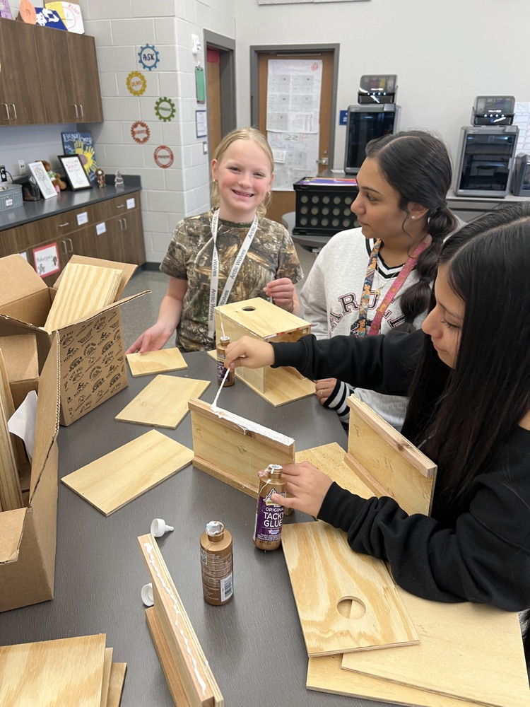 kids making bird houses 