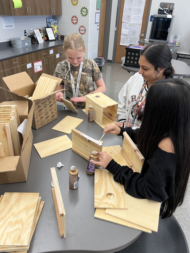 kids making bird houses 