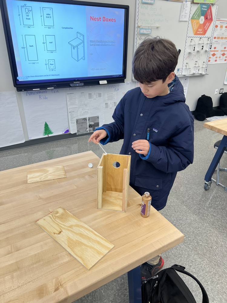 kids making bird houses 