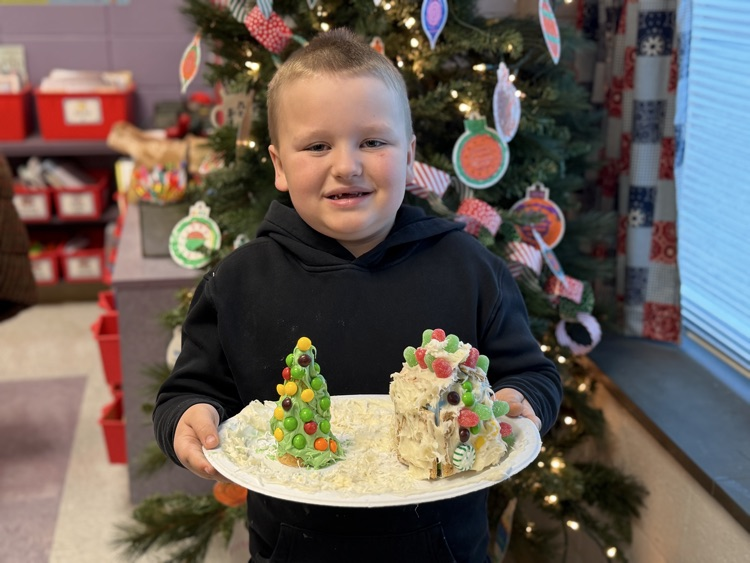 students decorating gingerbread houses