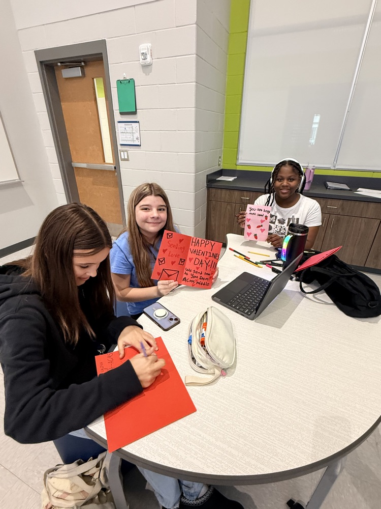 kids making valentine cards