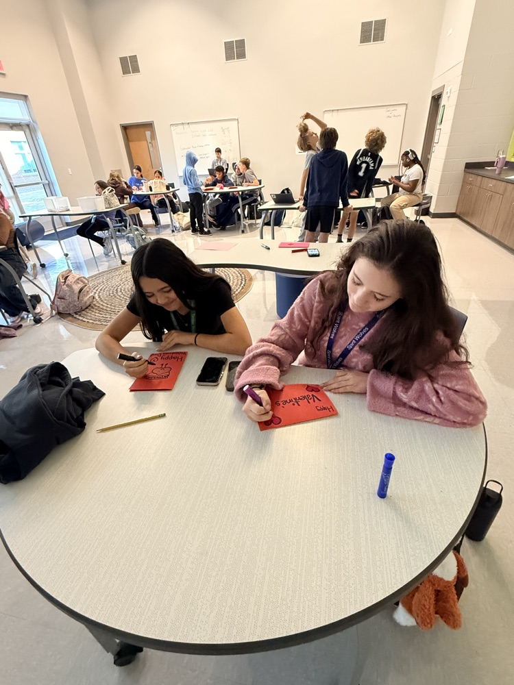 kids making valentine cards