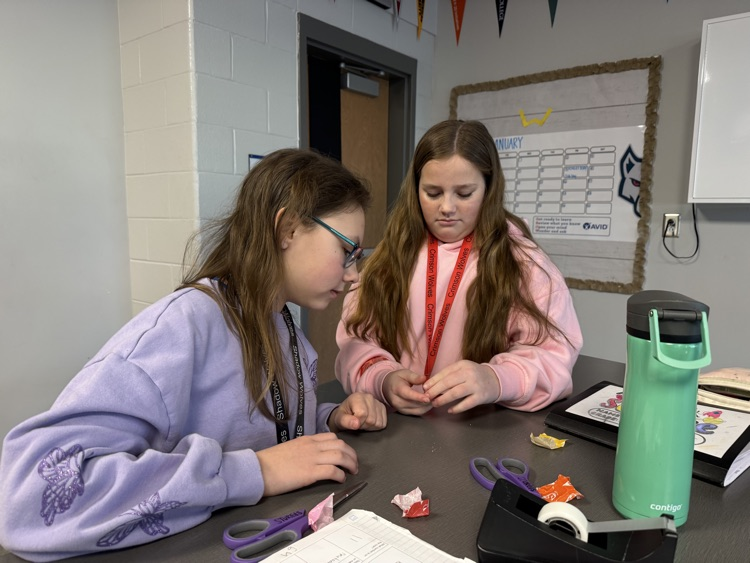 kids making starburst rocks 